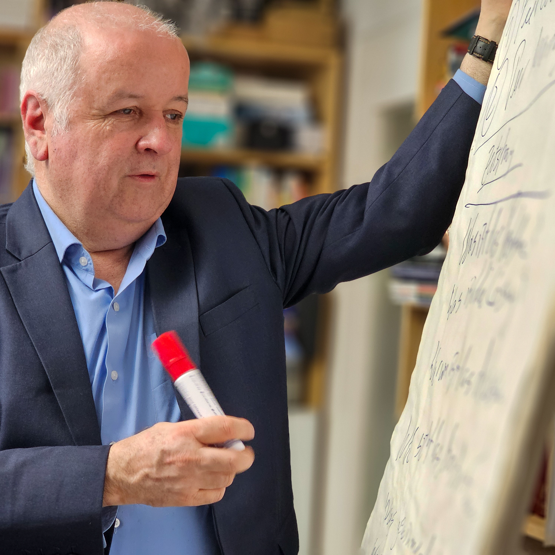 Dr. Klaus-Peter Pfeiffer am Flipchart